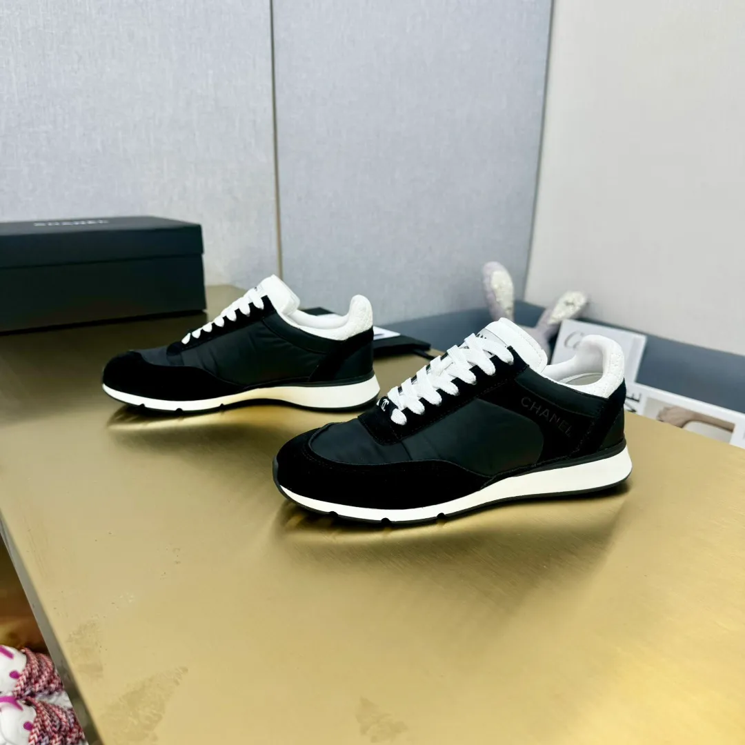👟👟Ex-factory price 560👟👟 CHANEL Chanel thick-soled panda sneakers Panda biscuit shoes Chanel 2024ss popular panda shoes 🐼Colorful thick-soled casual sports shoes sneakers counter synchronization The counter is very popular Very difficult to buy a shoe The most popular thick-soled panda shoes on the Internet It can be imagined that small fragrance control can not miss it, both appearance and comfort coexist Simple and versatile white shoes. The thick sole increases height and is super versatile. You can wear it with your eyes closed😍Whoever wears it will look better. Upper: calfskin. Lining: imported sheepskin lining. Outsole: TPU original outsole. Size: 35-40 (41 customized.